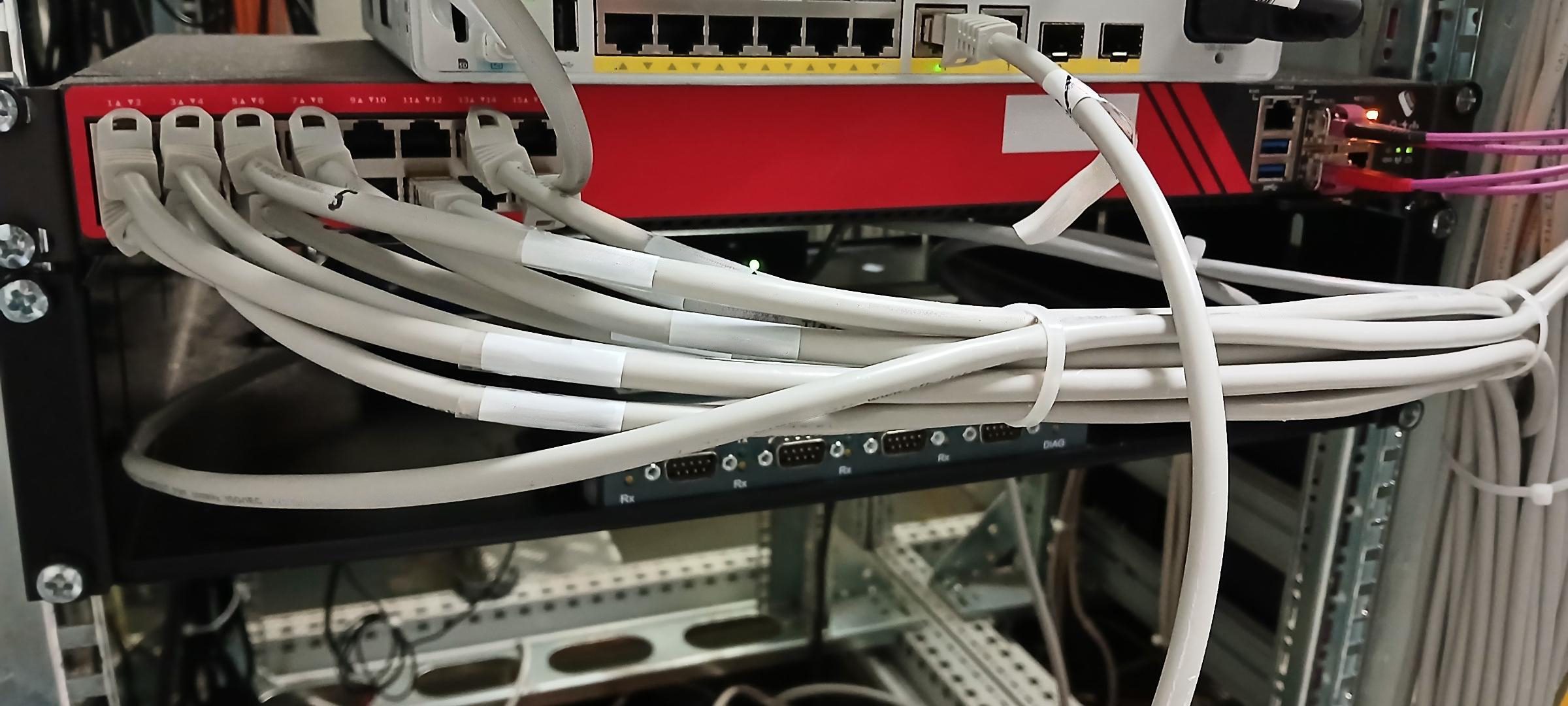 Rack with access switches and console servers from Opengear in a distribution room of the AIDAdiva (Source: Opengear) 